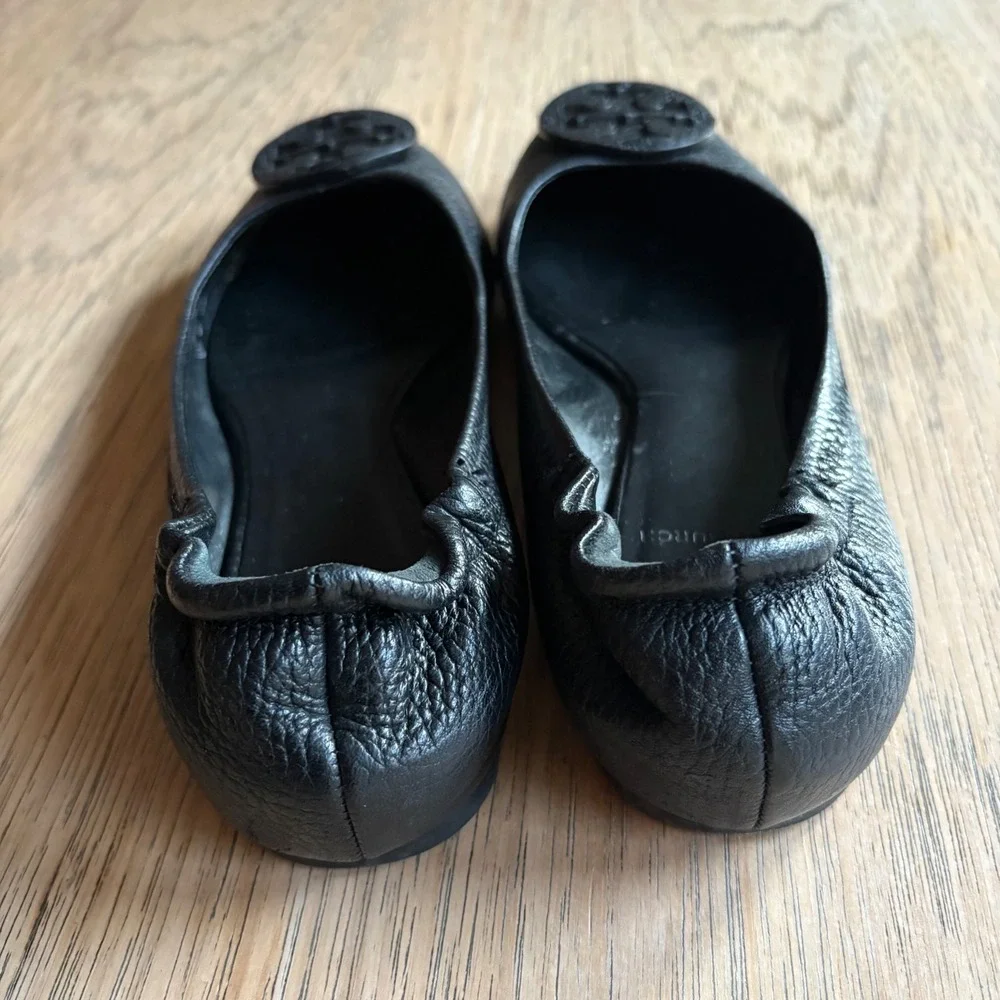 $225 TORY BURCH Reva Ballet Flats Pebbled Leather Logo Medallion Black SZ 6M EUC